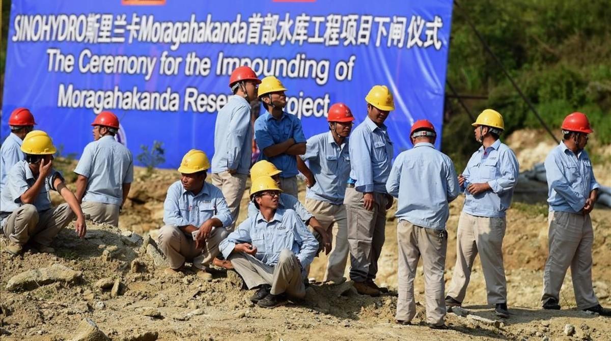 jgblanco36837784 chinese construction workers looks on as sri lanka president170514160328