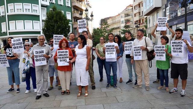 Miembros del BNG de O Salnés y trabajadores del 061, en un acto en Vilagarcía.