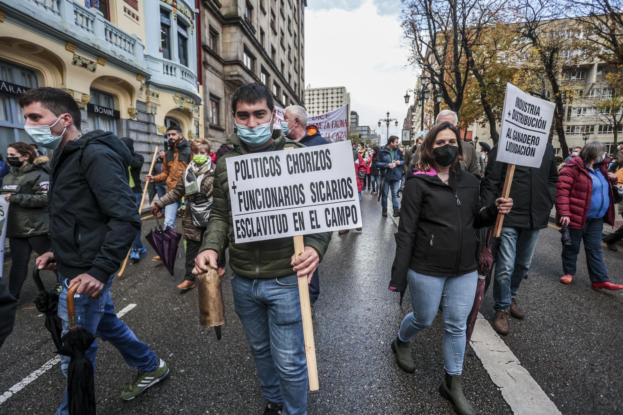 Tractorada en Oviedo de los trabajadores del campo asturiano: "No podemos más"