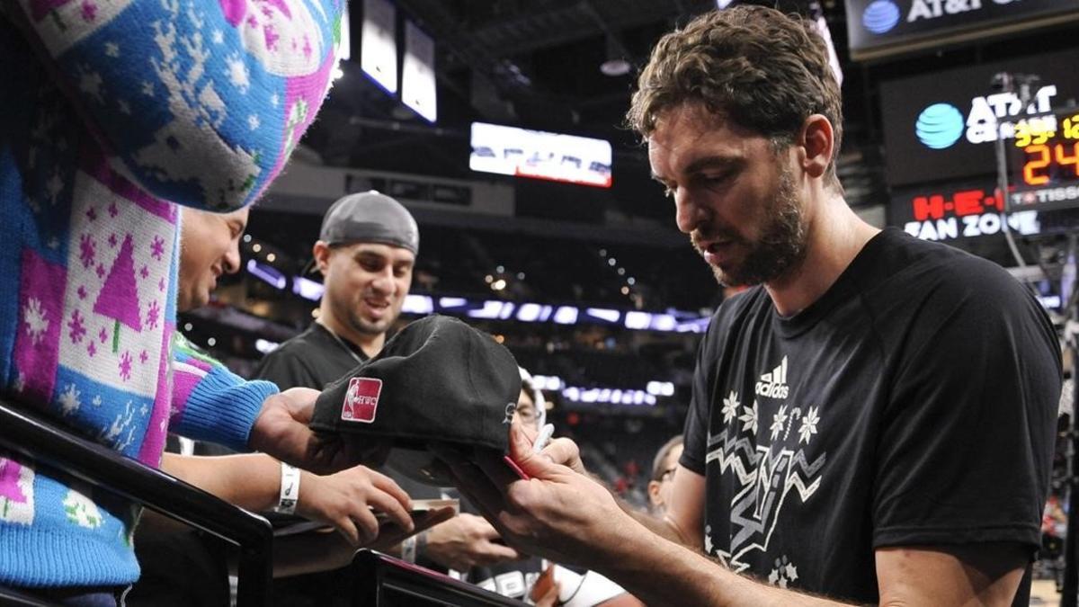 Pau Gasol firma autógrafos antes de su partido contra los Bulls.