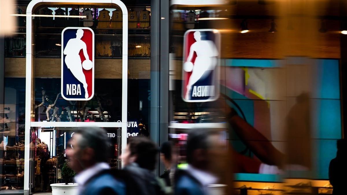 El logo de la NBA en la tienda oficial de la 5ª Avenida en Nueva York.