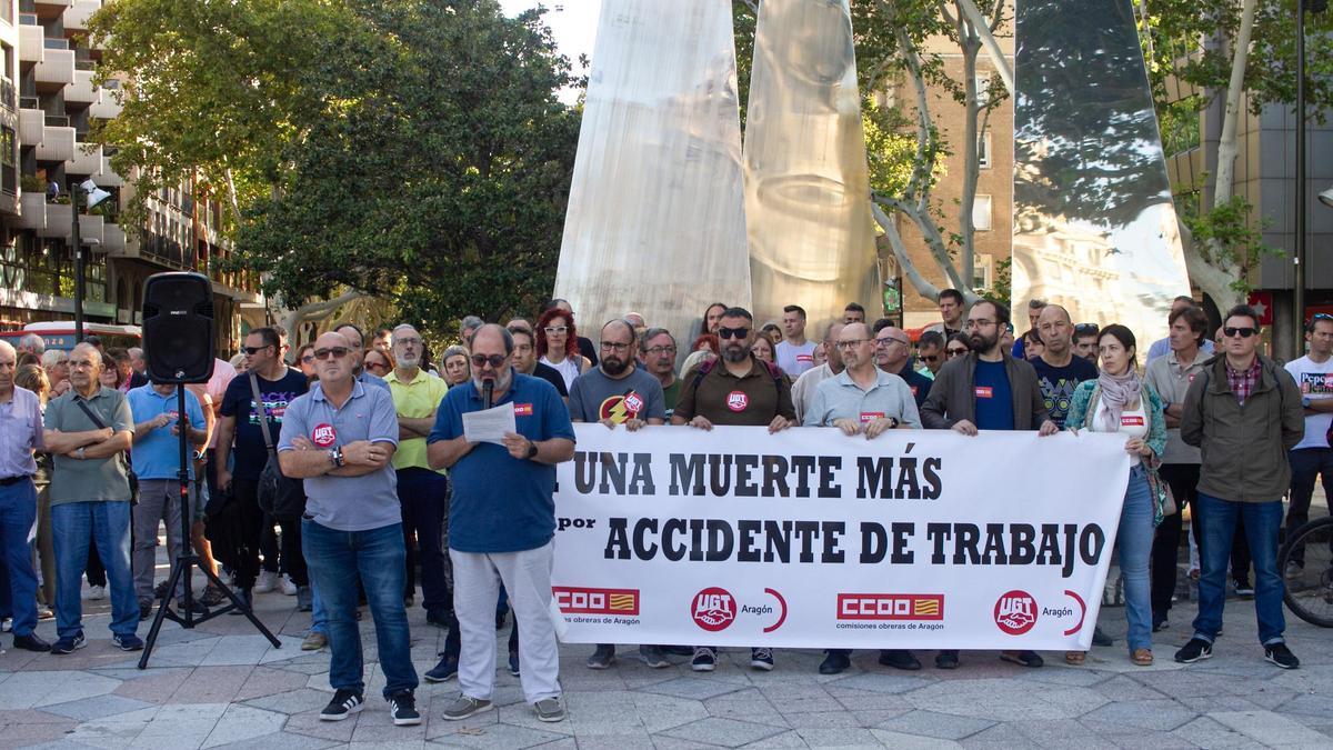 Concentración de UGT y CCOO en Zaragoza para denunciar la elevada siniestralidad laboral.