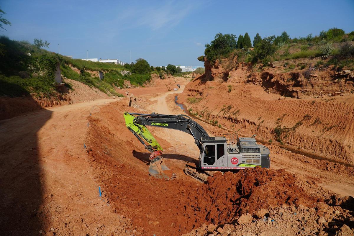 Trabajos de extracción de tierras para el nivelado en el barranco del Poyo en Torrent.