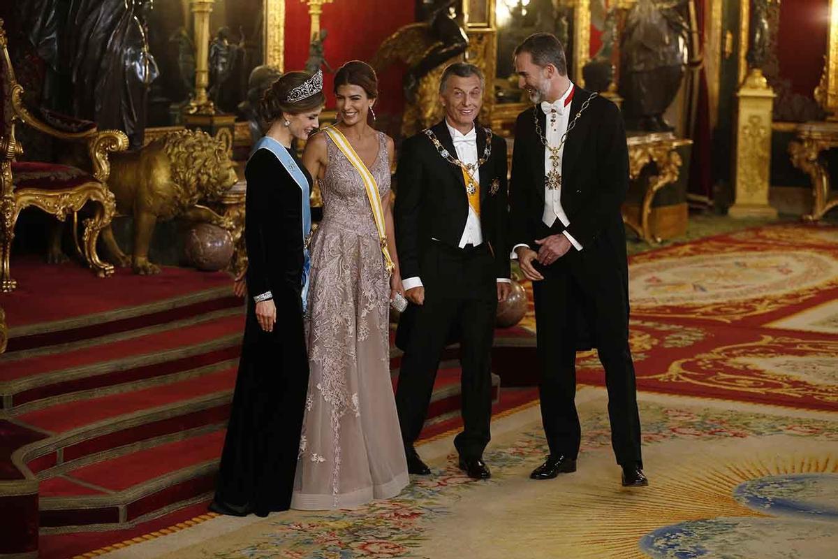 Los Reyes de España saludan a Mauricio Macri y Juliana Awada durante la cena de gala celebrada en el Palacio Real