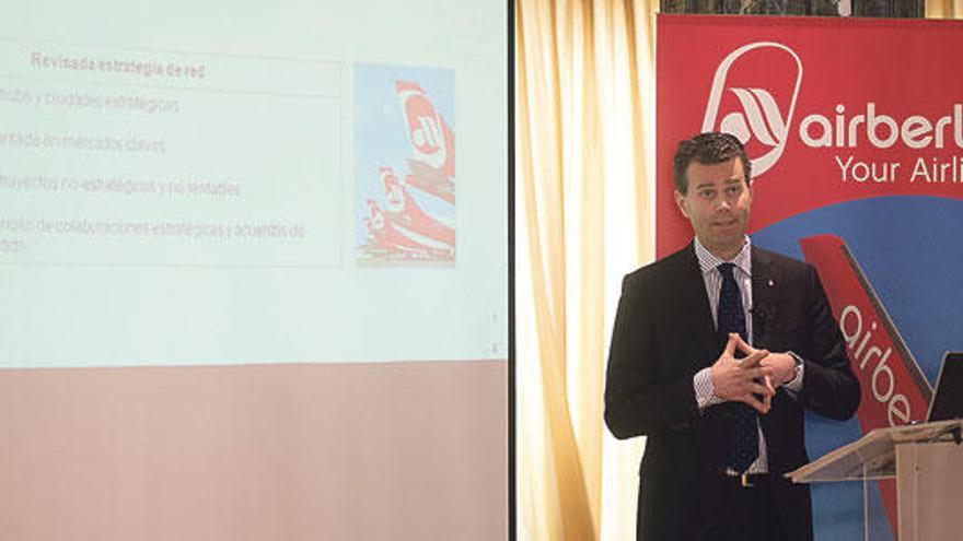 Paul Verhagen, ayer, durante la presentación de la temporada de verano.