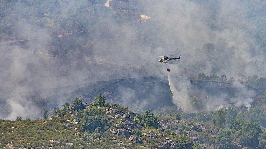 Un helicóptero en la extinción del incendio de Monterrei.