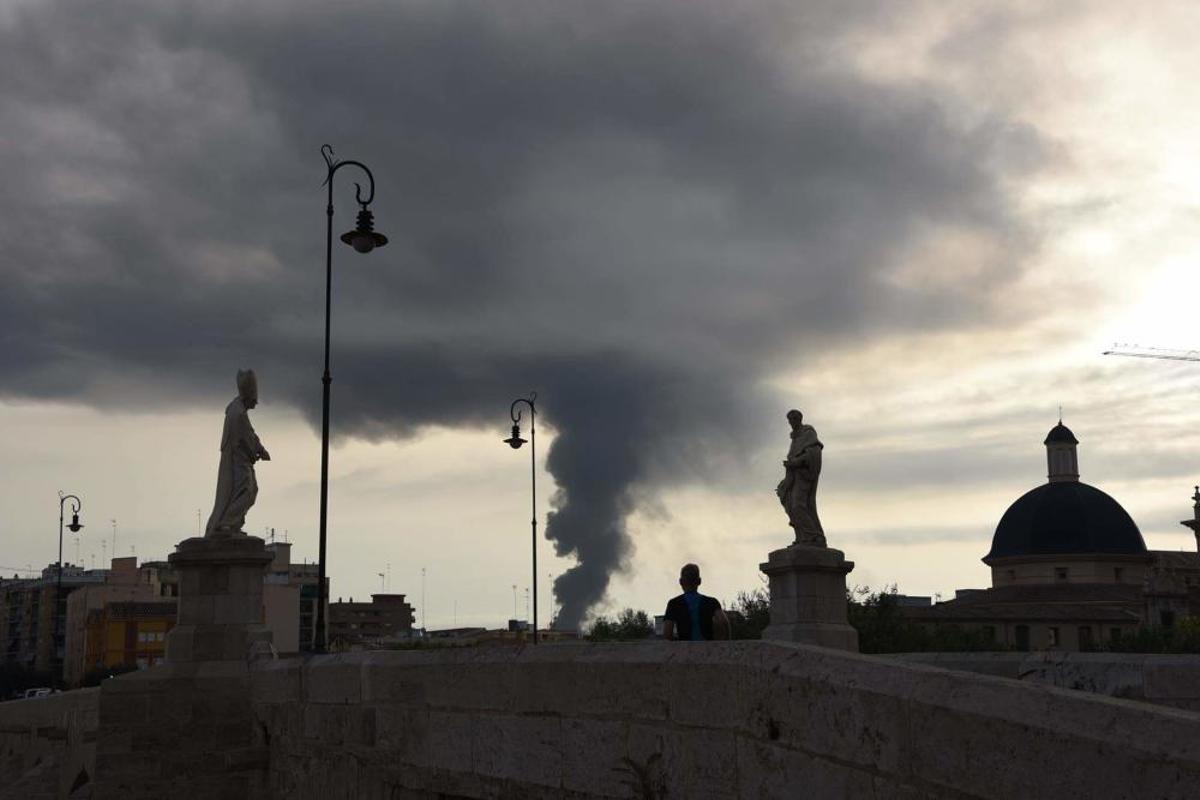 La columna de humo, vista desde la ciudad de Valencia