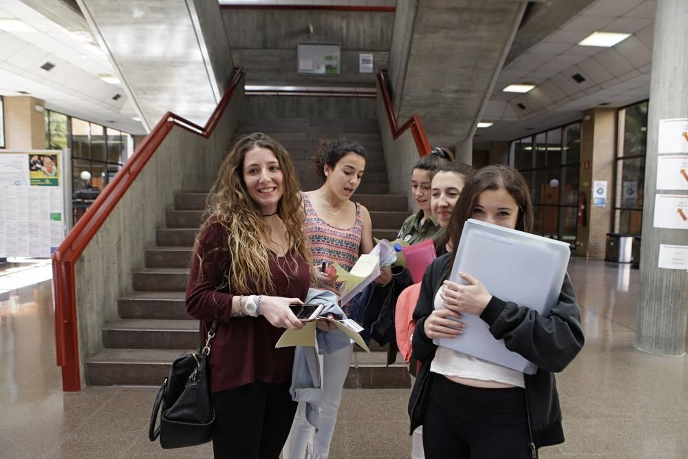 Alumnos se examinan de la PAU en Gijón