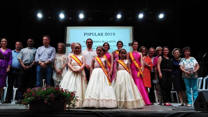 Los profesionales del consultorio médico de La Hoya, a la derecha de la imagen, fueron homenajeados por los servicios que prestan cada día.