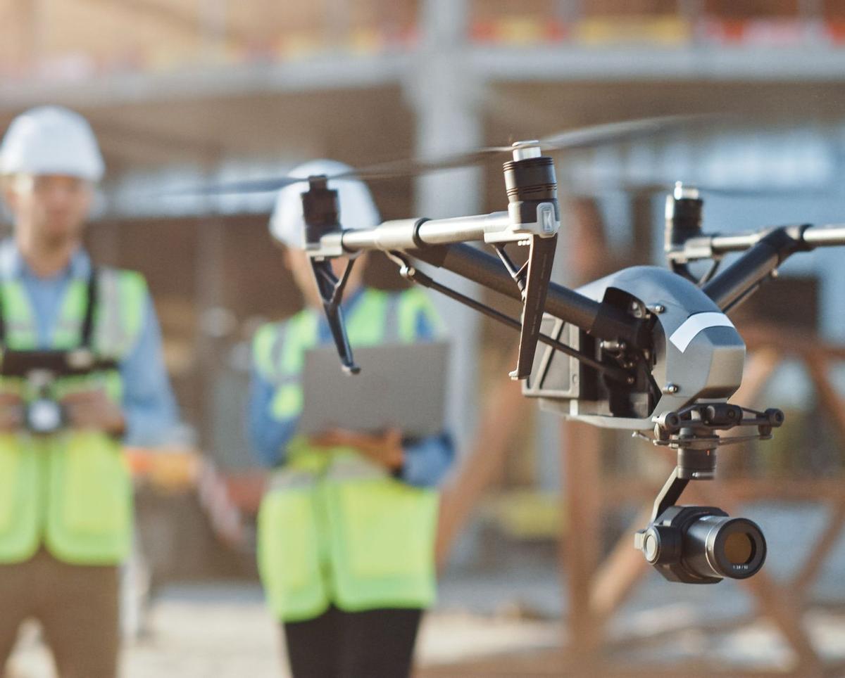 Los drones facilitan la inspección de las obras de gran altura y ayudan detectar posibles errores que de otra manera sería muy difícil.