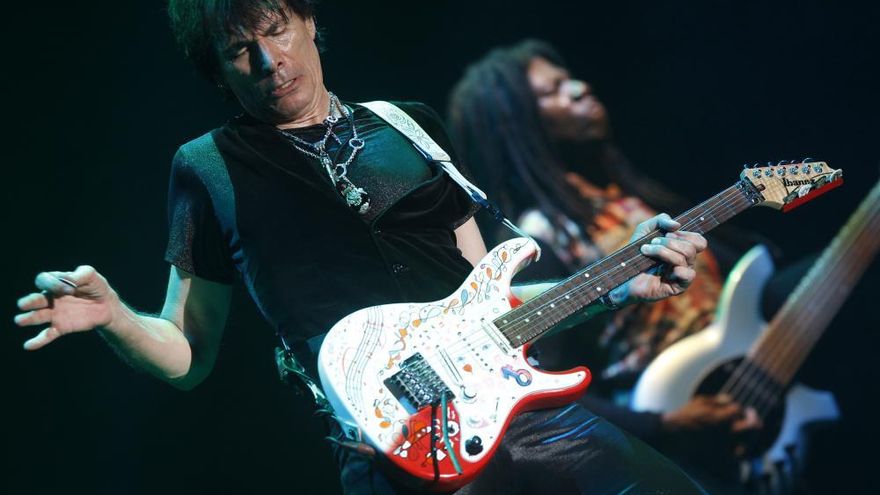 Steve Vai durante su concierto en Vigo en 2016.