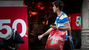 Així ha estat el primer dia de les rebaixes d’hivern en els comerços de Barcelona