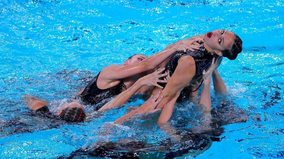 El equipo español de natación artística durante la final de la rutina acrobática. EFE/EPA/FRANCO ARLAND