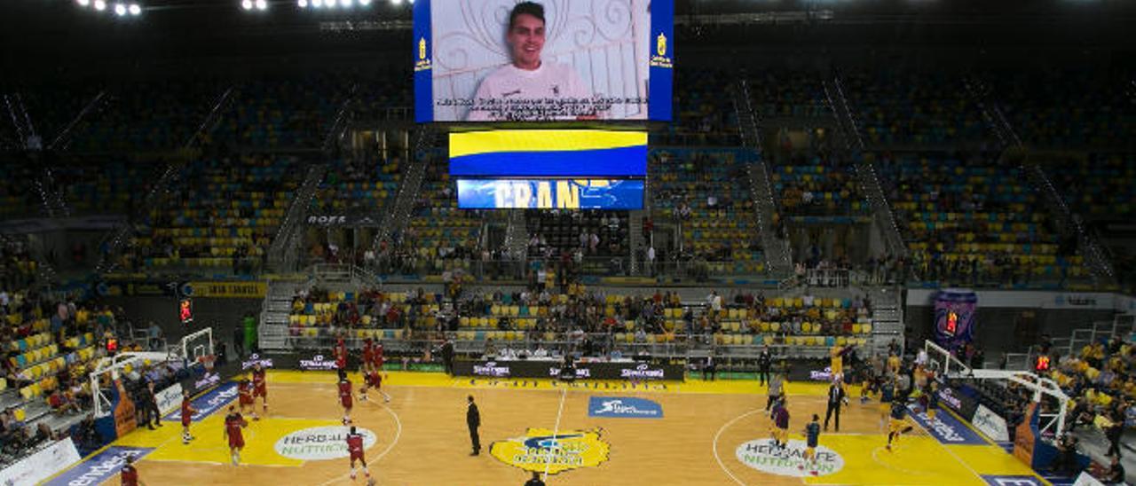 Kyle Kuric manda un mensaje a la afición en el videomarcador del Gran Canaria Arena el domingo.