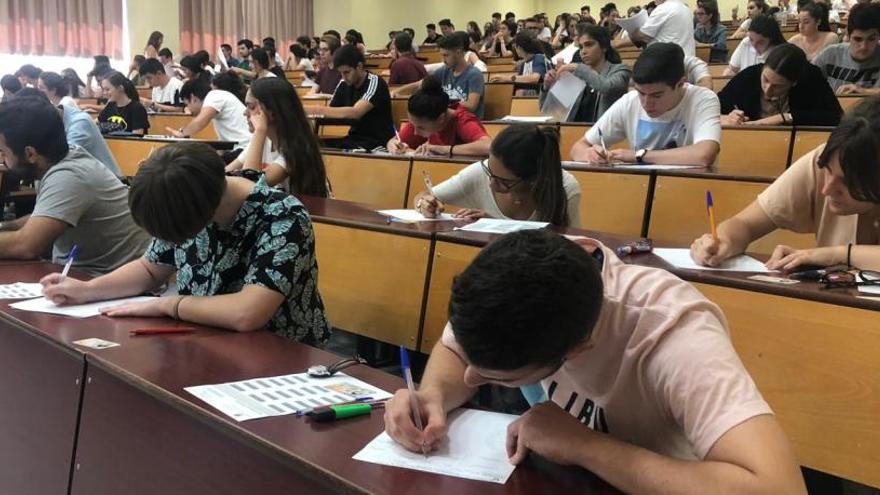 Alumnos realizan las pruebas de Selectividad en la facultad de Medicina de la UMA.