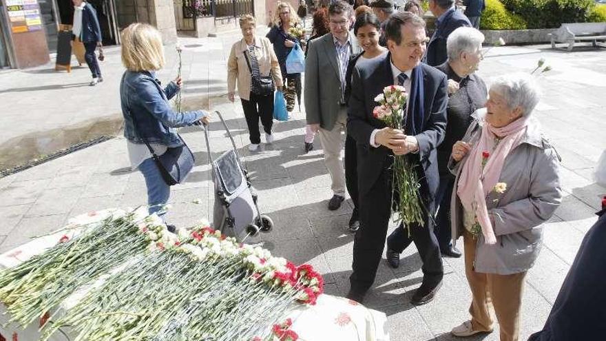 Claveles para las madres en As Travesas  |  La asociaciónde comerciantes de As Travesas (Aetravi) salió ayer a la calle para celebrar el Día de la Madre con un acto en la Plaza del Emigrante en el que participó Abel Caballero, que colaboró en la entrega de claveles a las madres que se acercaron hasta el lugar.