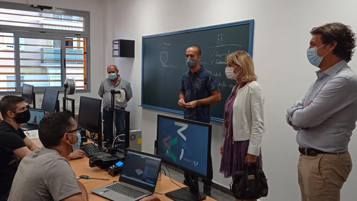 Inmaculada Troncoso en su visita a uno de los nuevos cursos de especialización de FP en Córdoba.