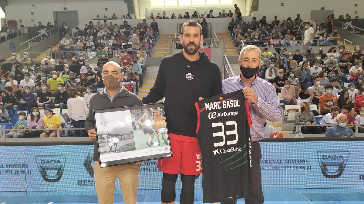 Marc Gasol posa junto a Juanjo Talens y Guillem Boscana, que le entregaron varios obsequios