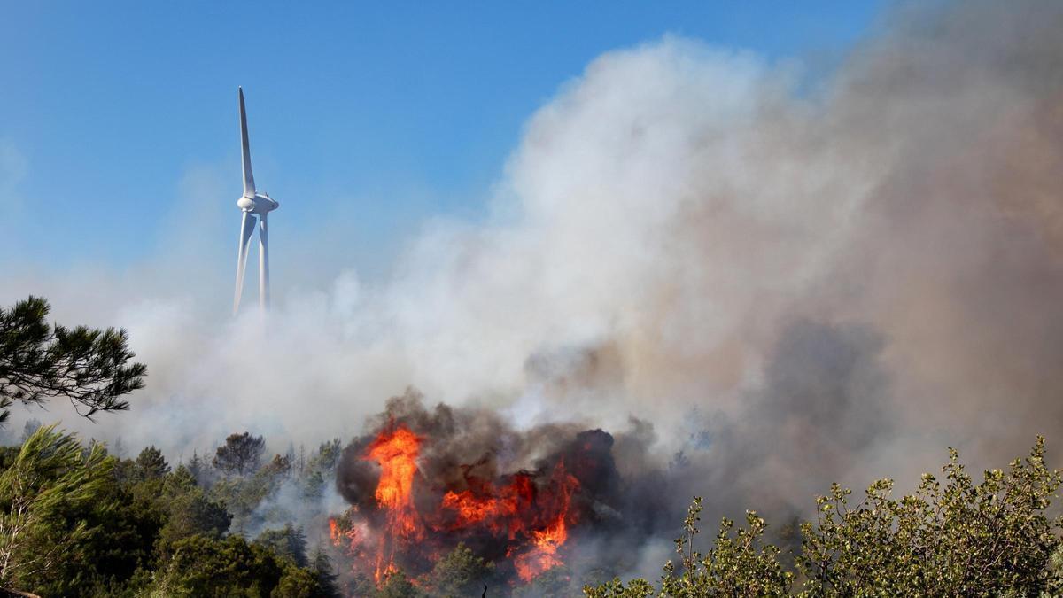 El incendio de Perpinyà no ha avanzado por los cortafuegos pero sigue sin estar controlado