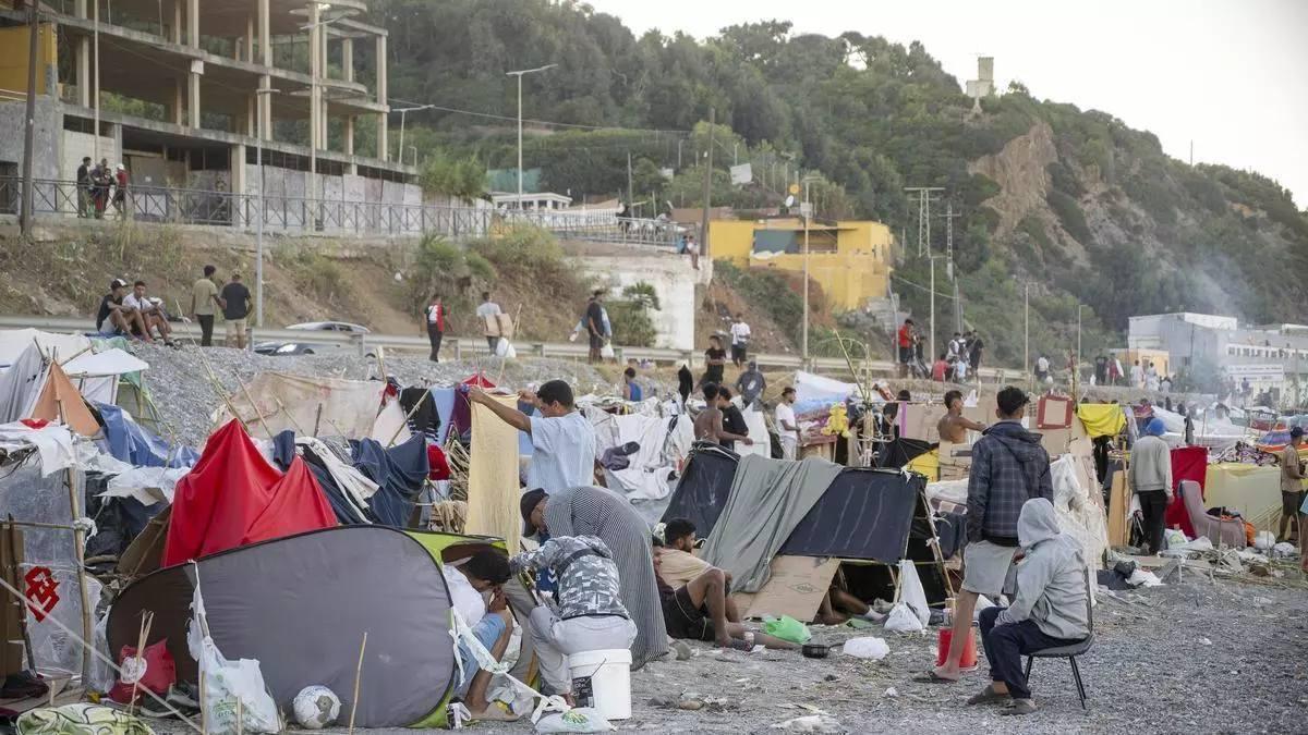 Desenes de persones viuen i passen la nit a la platja del Trampolín, a Ceuta, on encara hi romanen centenars d’immigrants en situació irregular i han tornat a construir barraques