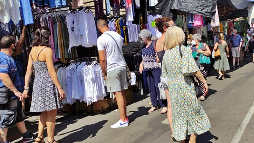 Gran afluencia de gente a los mercados de fruta y verdura y de la ropa, en los que no ha faltado la mascarilla