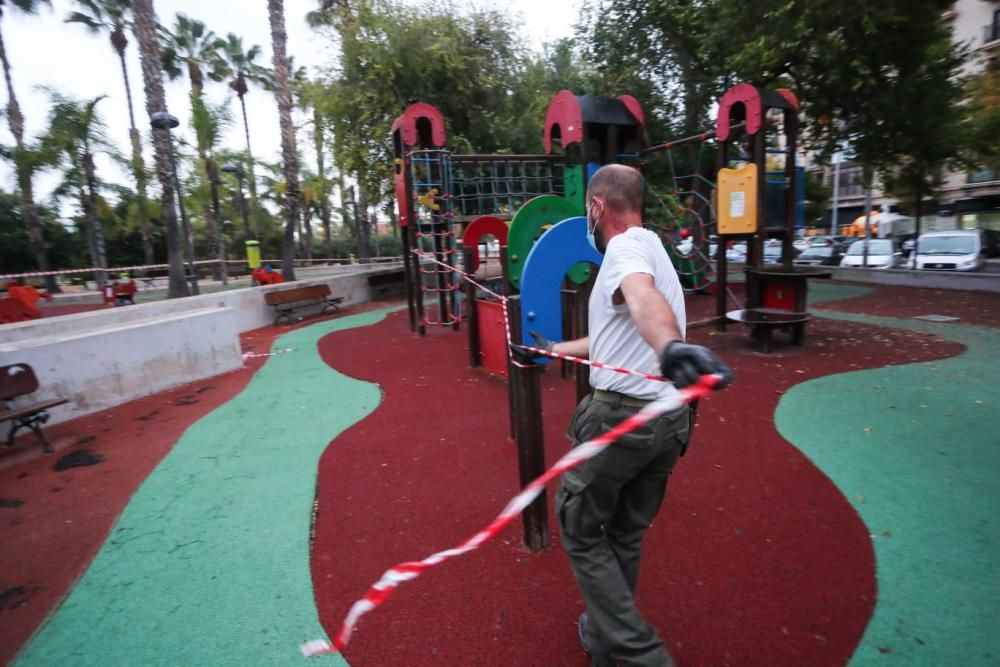 València ya precinta los juegos infantiles de sus parques