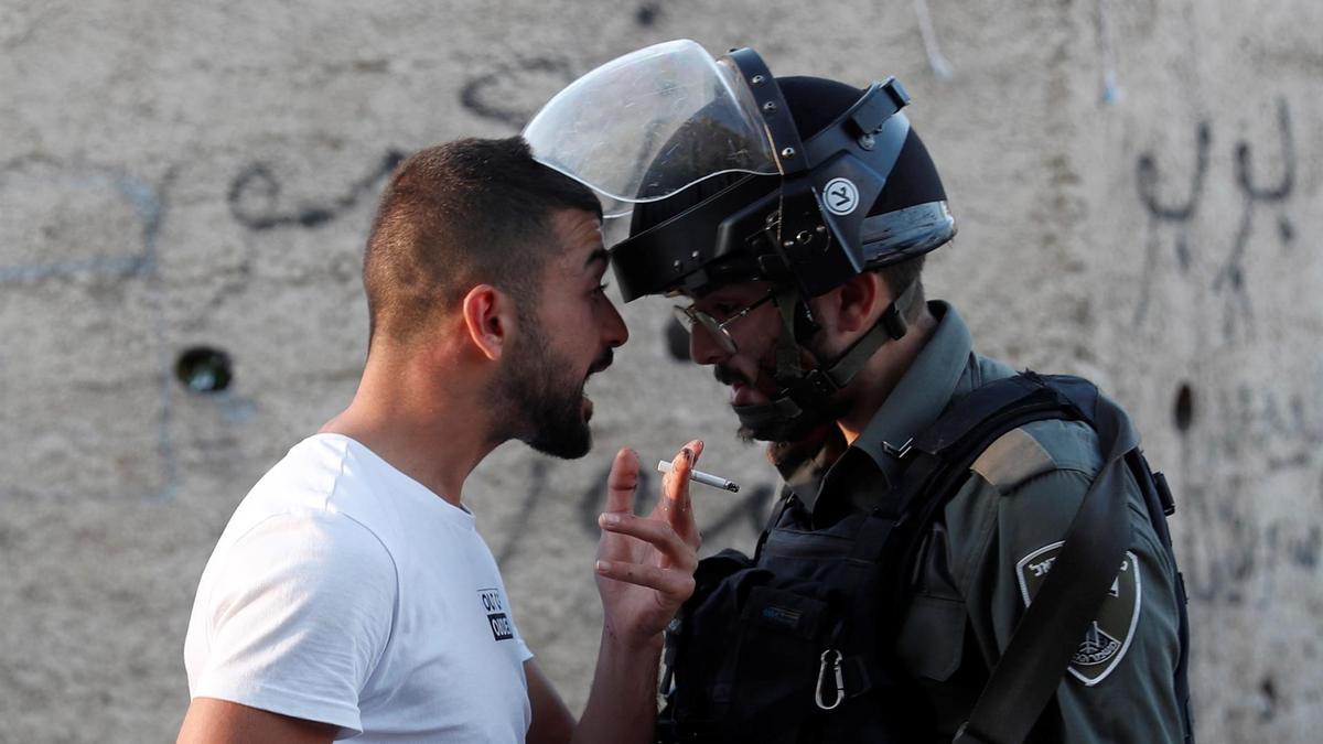 Un palestino discute con un agente israelí este sábado durante una protesta en Sheikh Jarrah, en Jerusalén Este.