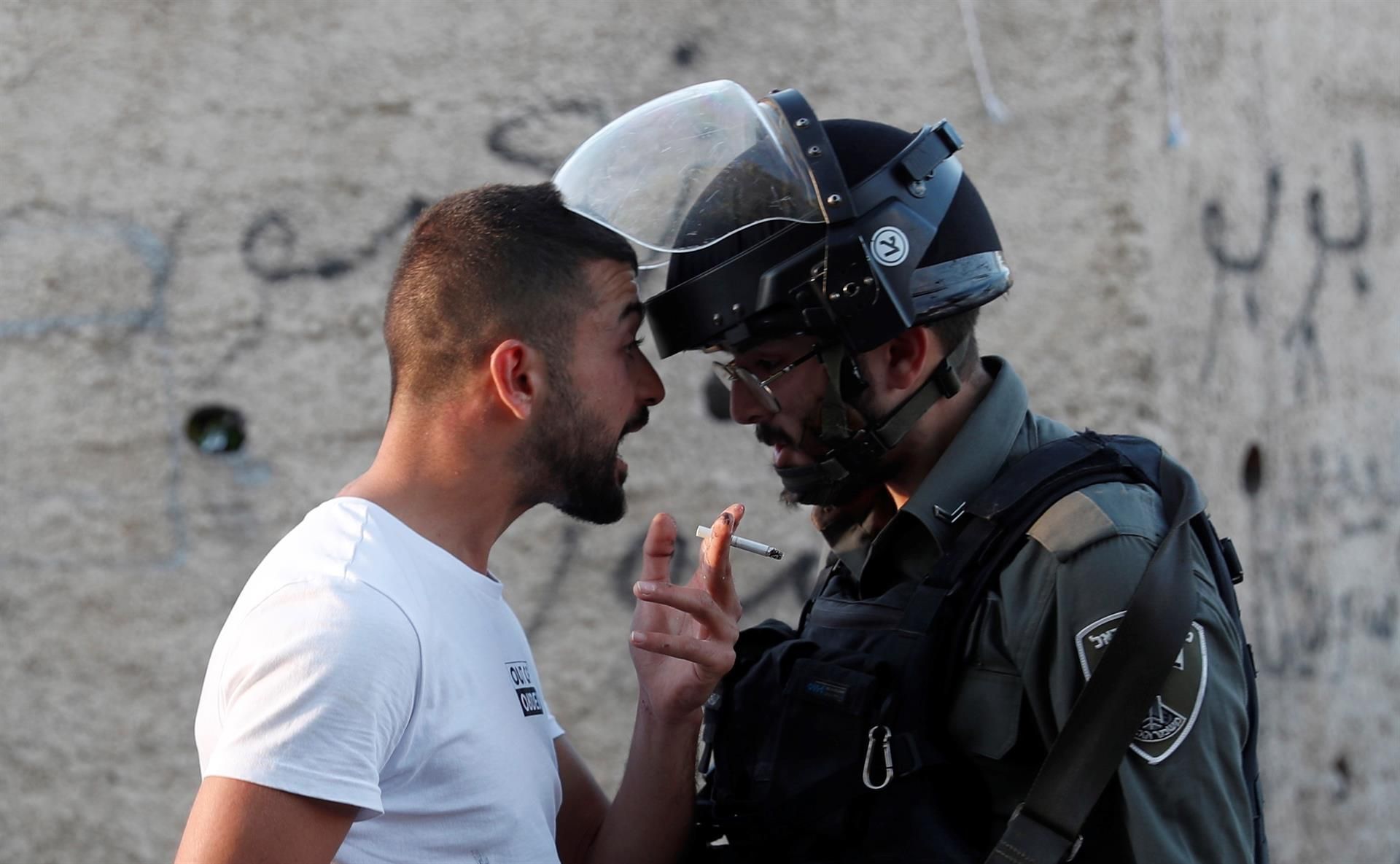 Un palestino discute con un agente israelí este sábado durante una protesta en Sheikh Jarrah, en Jerusalén Este.