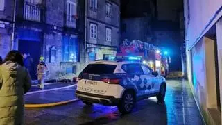 Los bomberos intervienen en dos conatos de incendio en una vivienda y la Casa das Crechas