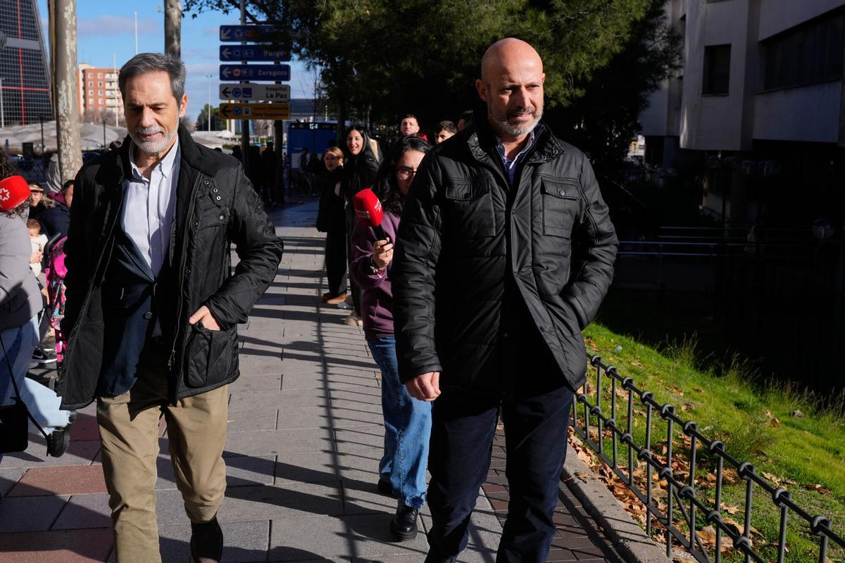 MADRID, 13/12/2025.- El director ejecutivo de la aerolínea Plus Ultra, Roberto Roselli (d), a la salida de los Juzgados de Plaza de Castilla.