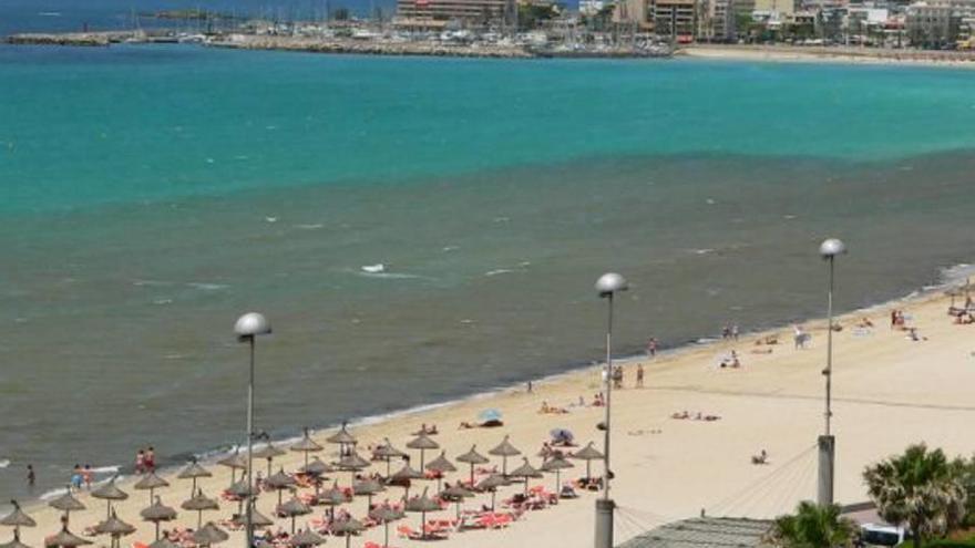 Una imagen de la Platja de Palma con un vertido de agua pluvial que arrastró lodos y suciedad.