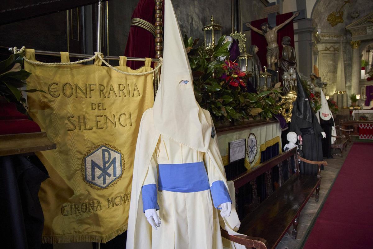 Un gironí recrea la processó de Girona amb figures de paper