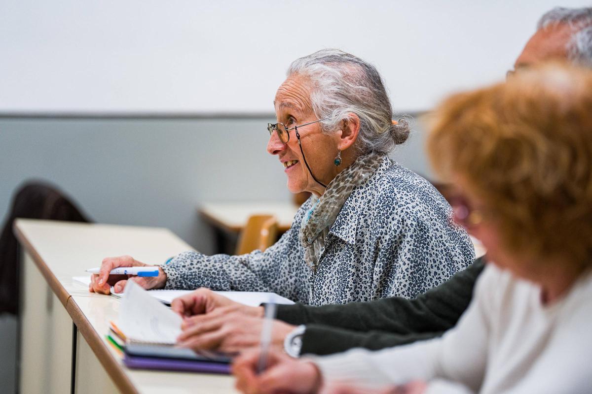 Una alumna de la Universitat de l'Experiencia, en la UB.