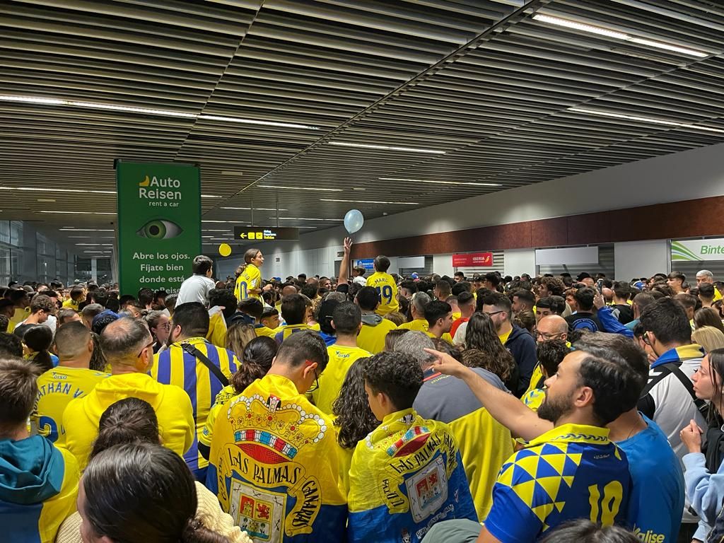 Aficionados reciben a la UD en el aeropuerto tras la victoria ante el Cartagena