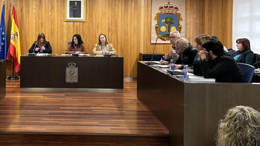 La alcaldesa, entre la secretaria y la interventora, y la bancada de UxC y el PSOE, en el pleno de este lunes.