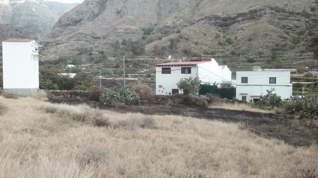 Arden tres terrazas de cultivo junto a unas casas en el Valle de Agaete