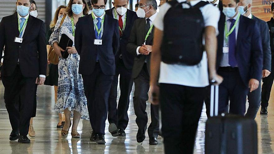 En segon terme, els ministres Ábalos i Illa, primer i segon per l&#039;esquerra, a l&#039;aeroport de Barajas, ahir.