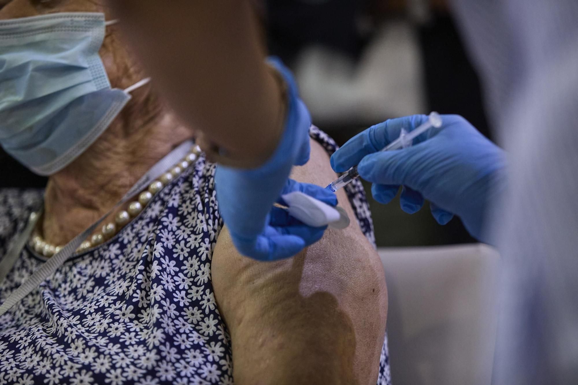 Una sanitaria vacuna a una mujer con la tercera dosis del covid-19.