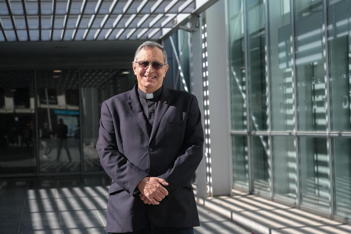 El sacerdote Ignacio Doñoro momentos antes de la entrevista este miércoles en el Centro de Congresos de Elche