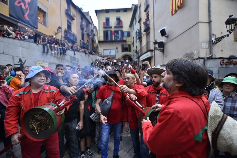 Berga inicia el passacarrers del vespre de Patum enmig d'una gran cridòria