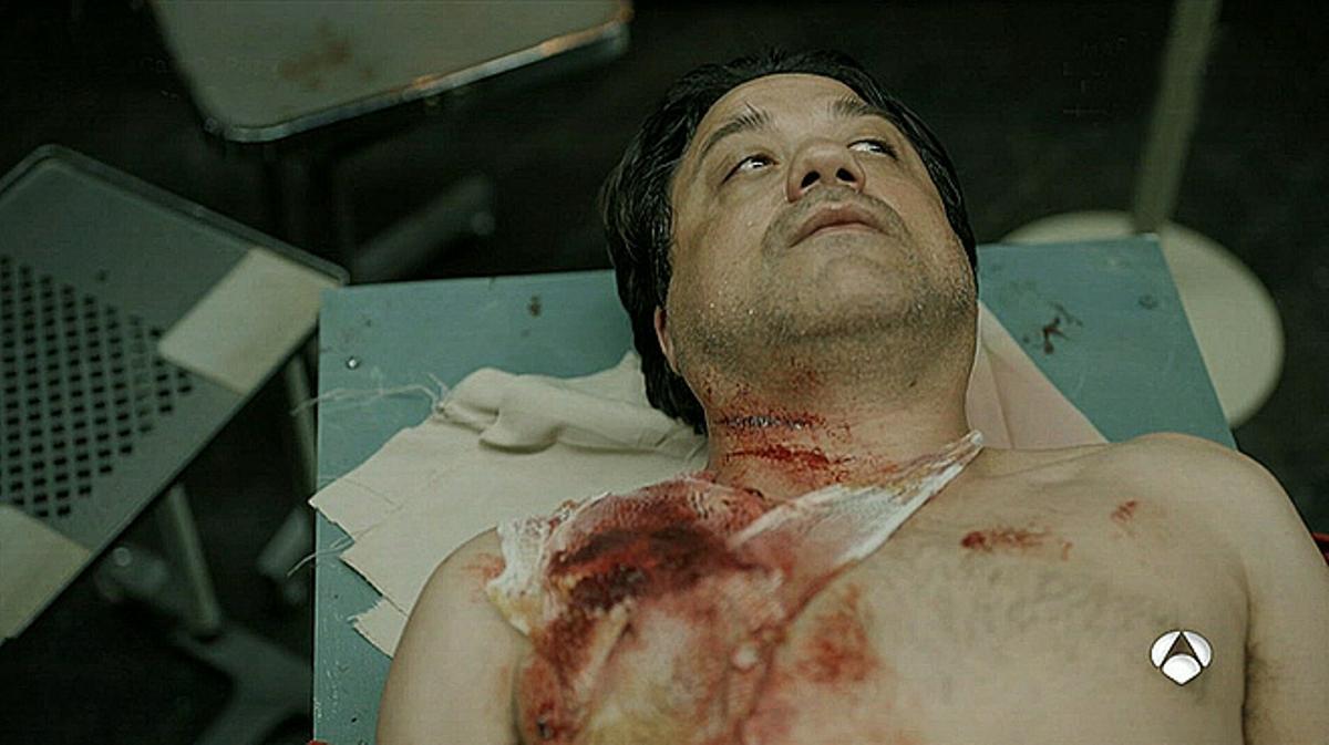 Arturo (Enrique Arce) herido gravemente en ’La casa de papel’.