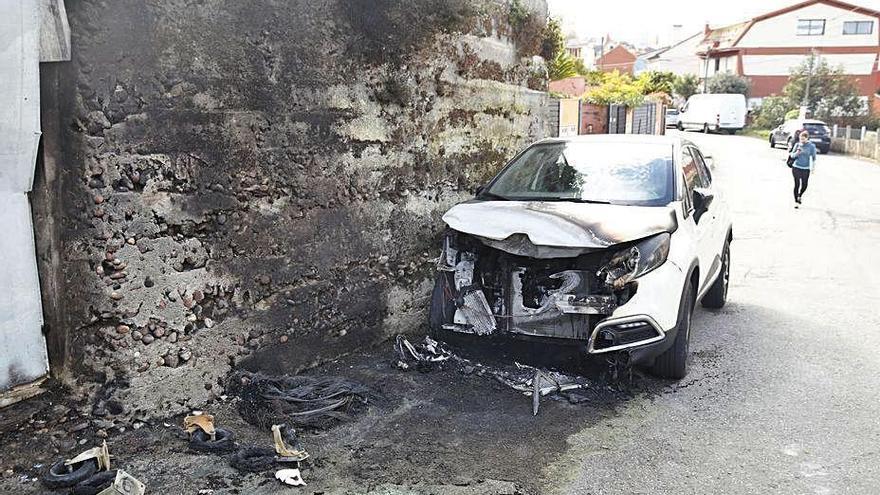 Uno de los vehículos afectados por los incendios.