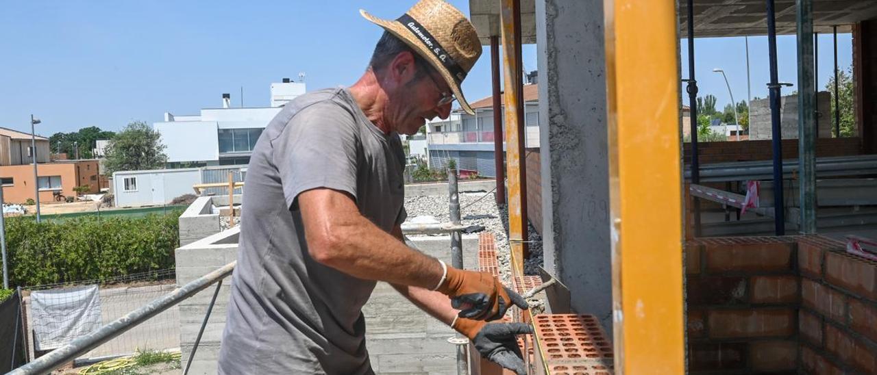 Trabajador de la construcción, en Lleida, durante una ola de calor.