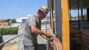 Trabajador de la construcción, en Lleida, durante una ola de calor.