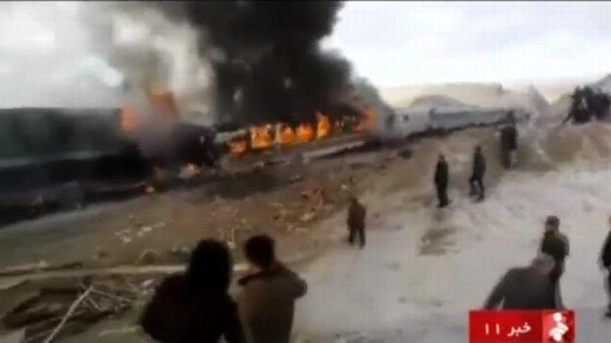Al menos 40 muertos en el choque de dos trenes en Irán