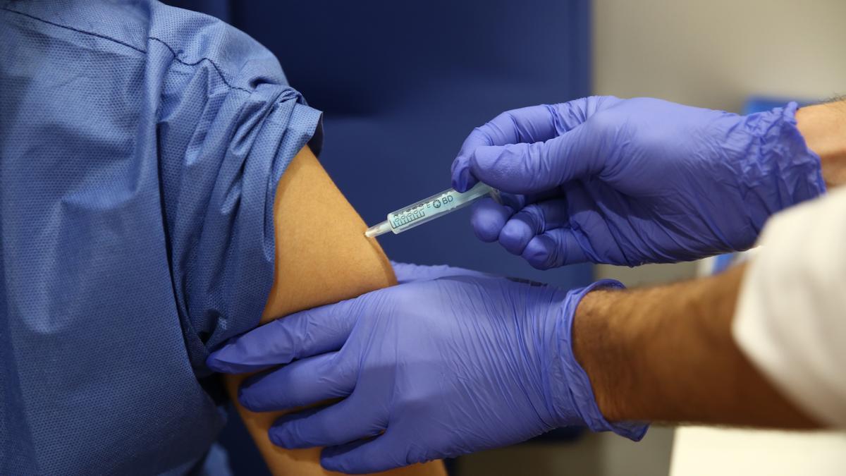Vacunación contra el covid-19 en el Hospital Clínic de Barcelona.