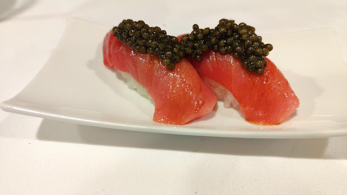 Nigiris de ventresca de atún con caviar.