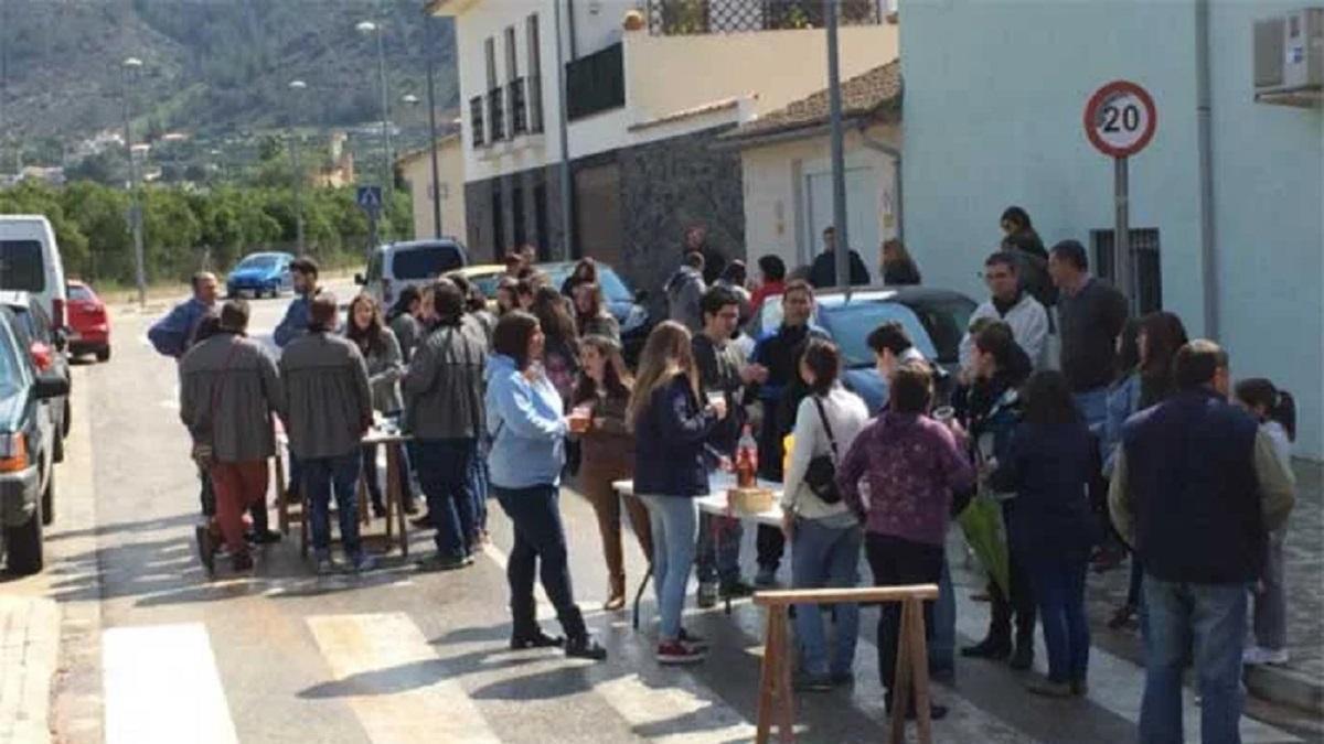 Una imagen de un acto festivo en la calle en Annauir.