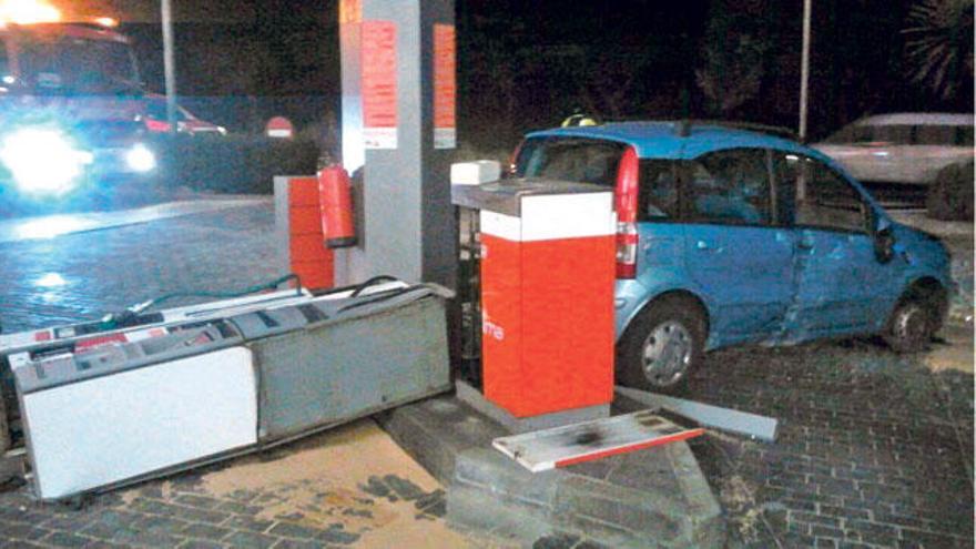 El coche arrancó de cuajo el surtidor tras estrellarse contra un pilar a las afueras de Calvià.