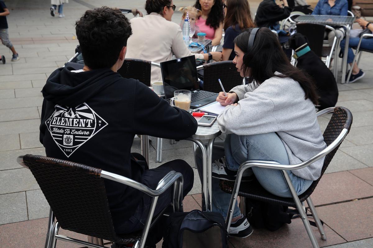 Estudiantes de bachillerato que están estudiando la selectividad